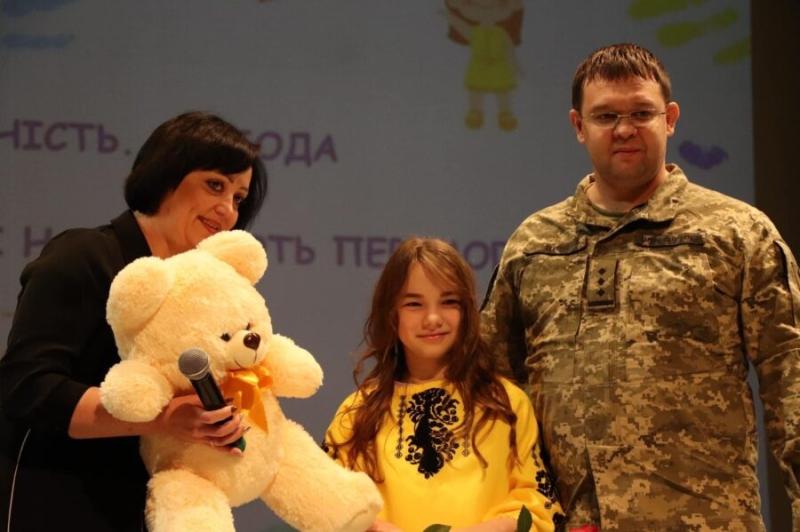 Маленьку волонтерку з Вараша, нагороджено грамотою головнокомандувача Валерія Залужного