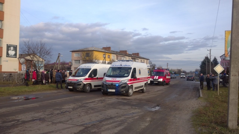 Після зіткнення у Володимирці перекинулось авто й травмувало пішоходів (ФОТО)