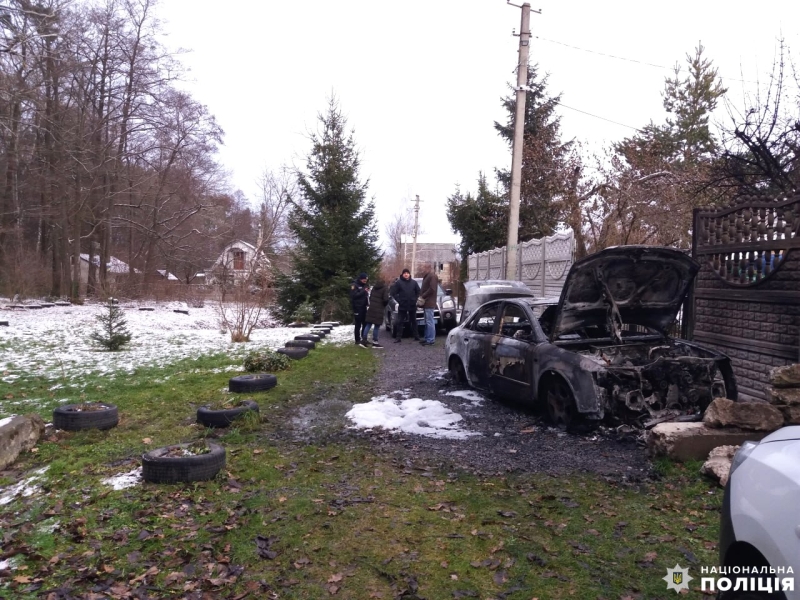 Поліція шукає, хто і навіщо у Рівненському районі спалив жінці авто