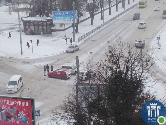 Біля автостанції у Рівному не розминулися два легковики