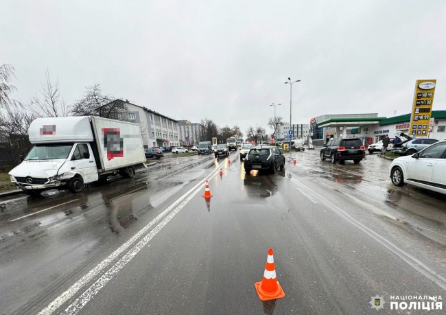 Біля АЗС у Рівному фургон влаштував потрійну ДТП (ФОТО)