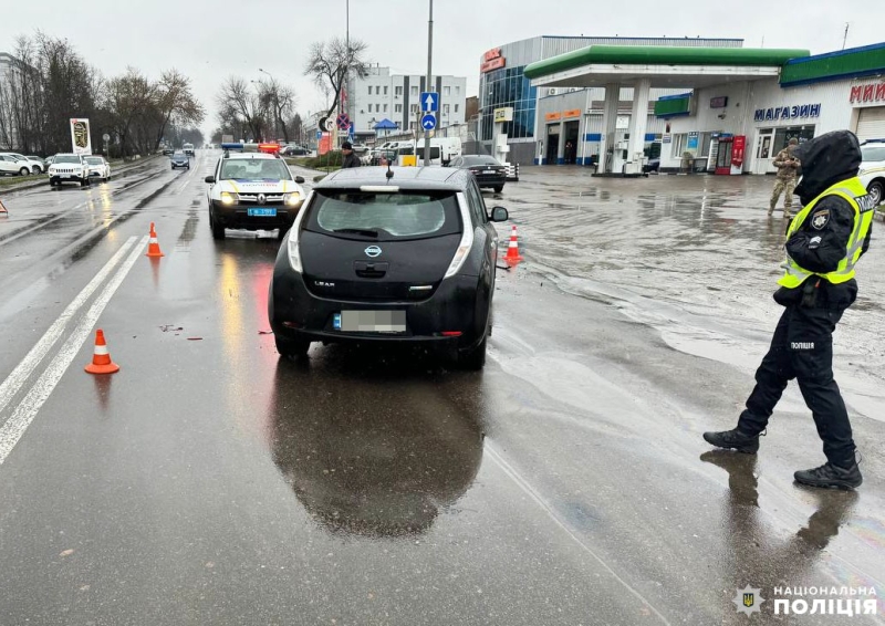 Біля АЗС у Рівному фургон влаштував потрійну ДТП (ФОТО)