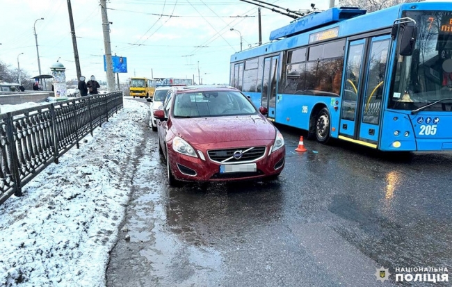 На Дубенській збили бабусю – в неї зламані ноги