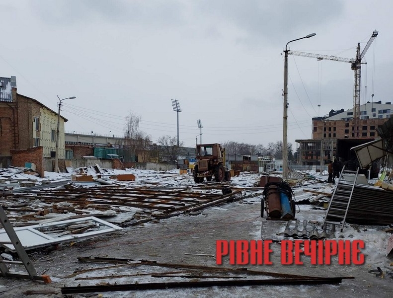 У Рівному зносять відомий ринок (ФОТО)