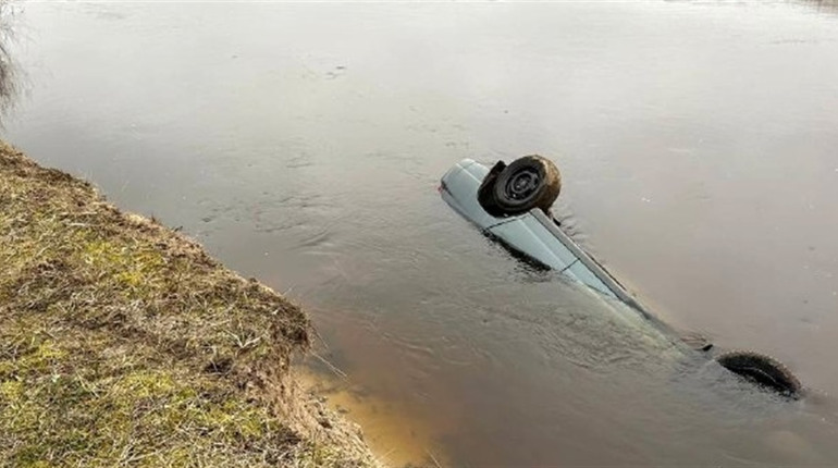 Дістали авто з річки: чоловік із Сарненського району втопився у Случі