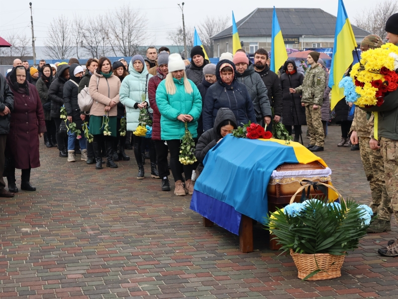 Художник, волонтер, військовий: у Сарненській громаді попрощалися з Олександром Карасевичем