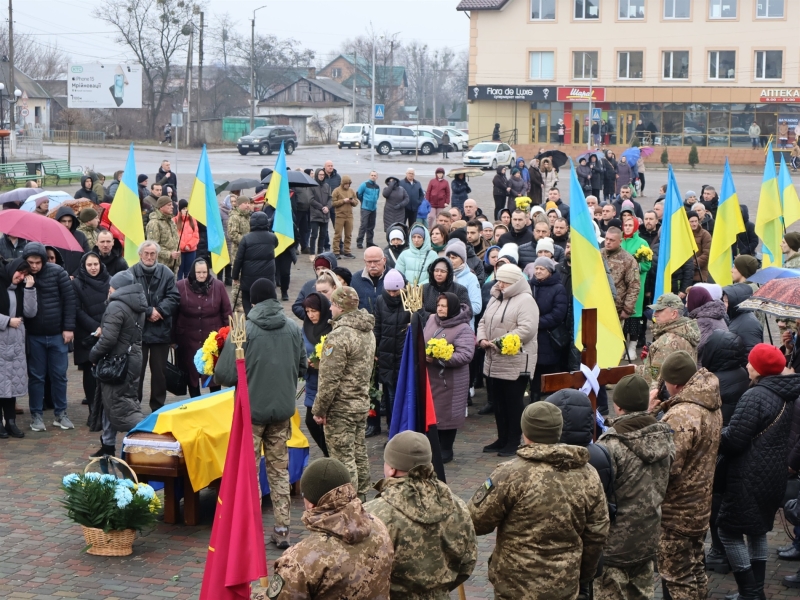 Художник, волонтер, військовий: у Сарненській громаді попрощалися з Олександром Карасевичем