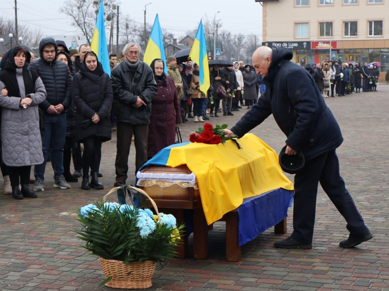 Художник, волонтер, військовий: у Сарненській громаді попрощалися з Олександром Карасевичем