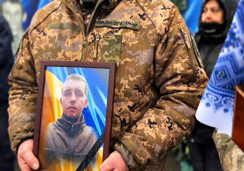 Художник, волонтер, військовий: у Сарненській громаді попрощалися з Олександром Карасевичем