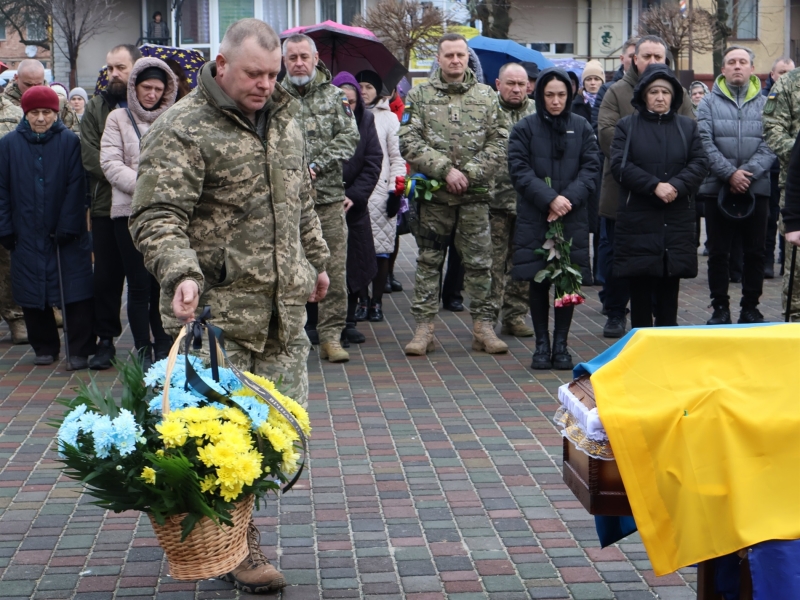 Художник, волонтер, військовий: у Сарненській громаді попрощалися з Олександром Карасевичем