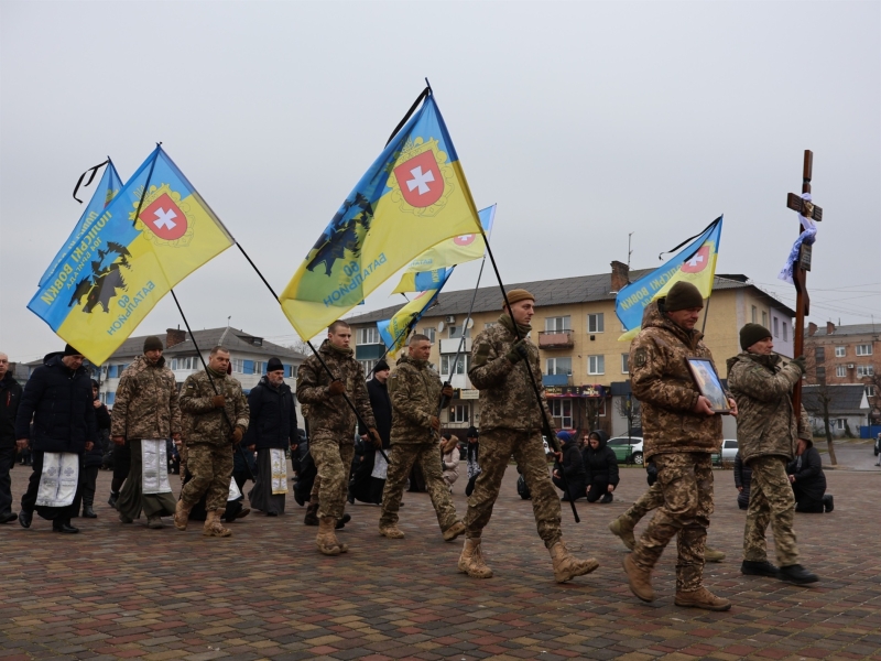 Художник, волонтер, військовий: у Сарненській громаді попрощалися з Олександром Карасевичем