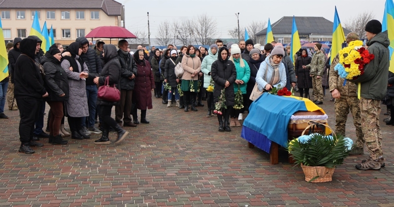 Художник, волонтер, військовий: у Сарненській громаді попрощалися з Олександром Карасевичем