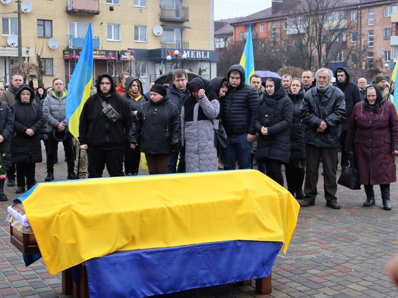 Художник, волонтер, військовий: у Сарненській громаді попрощалися з Олександром Карасевичем