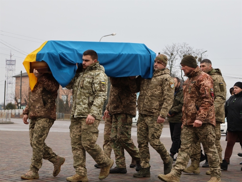 Художник, волонтер, військовий: у Сарненській громаді попрощалися з Олександром Карасевичем