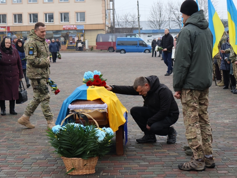 Художник, волонтер, військовий: у Сарненській громаді попрощалися з Олександром Карасевичем