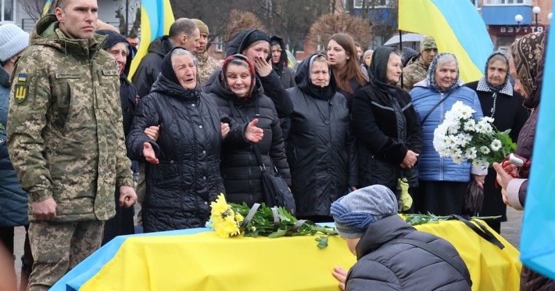 Став на захист країни добровільно: в Сарнах прощалися з солдатом ЗСУ В’ячеславом Ничипоруком