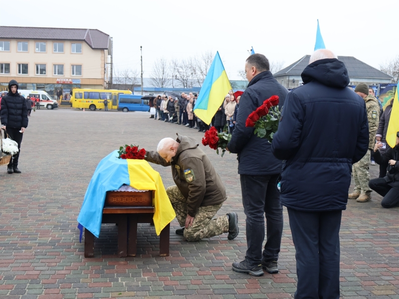 Став на захист країни добровільно: в Сарнах прощалися з солдатом ЗСУ В’ячеславом Ничипоруком