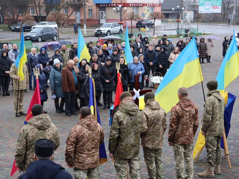 Став на захист країни добровільно: в Сарнах прощалися з солдатом ЗСУ В’ячеславом Ничипоруком