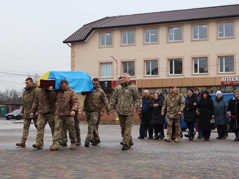 Став на захист країни добровільно: в Сарнах прощалися з солдатом ЗСУ В’ячеславом Ничипоруком