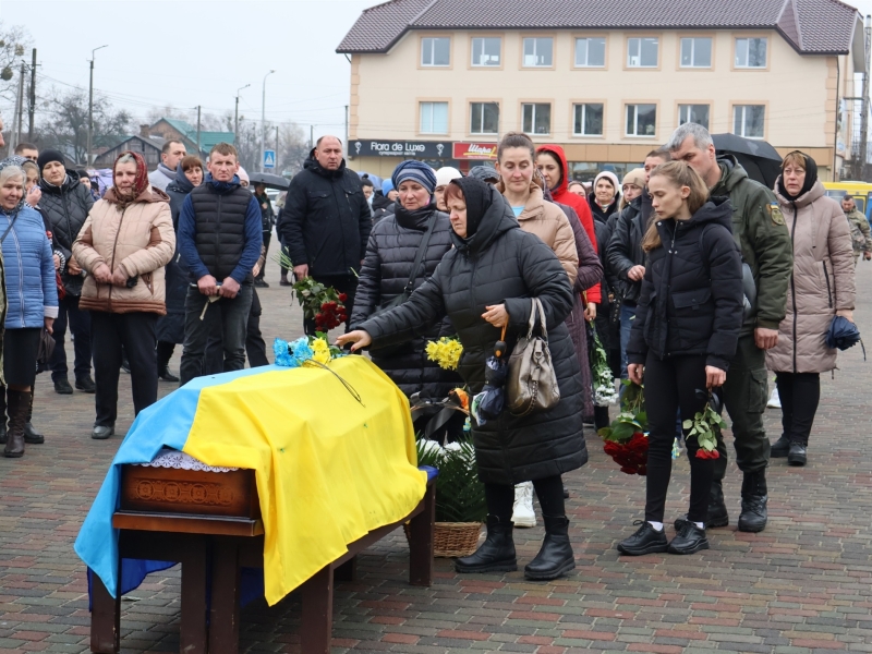 Став на захист країни добровільно: в Сарнах прощалися з солдатом ЗСУ В’ячеславом Ничипоруком