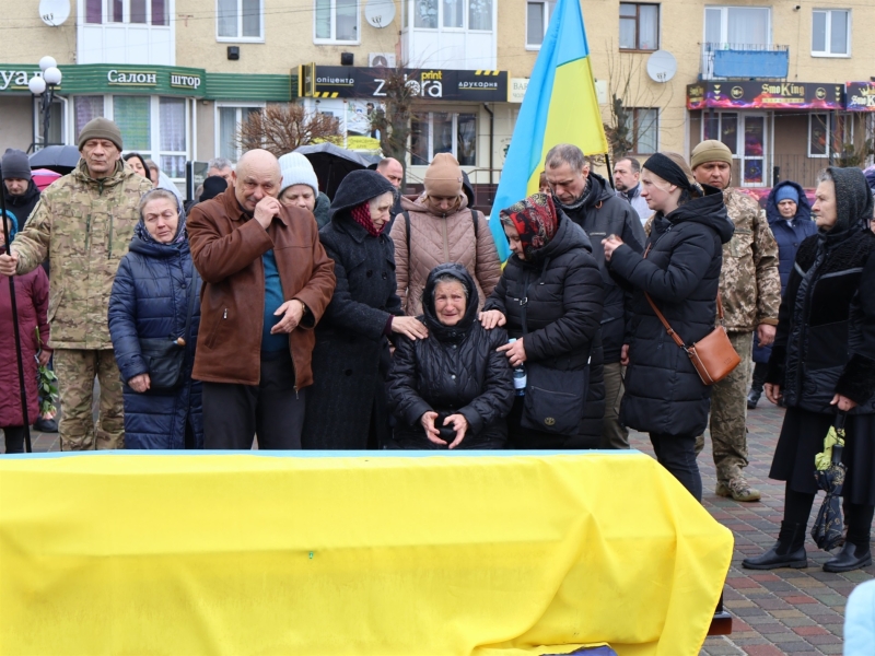 Став на захист країни добровільно: в Сарнах прощалися з солдатом ЗСУ В’ячеславом Ничипоруком