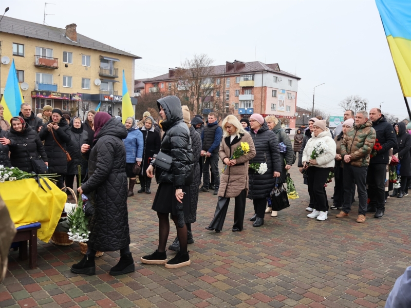 Став на захист країни добровільно: в Сарнах прощалися з солдатом ЗСУ В’ячеславом Ничипоруком