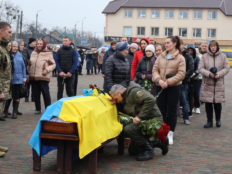 Став на захист країни добровільно: в Сарнах прощалися з солдатом ЗСУ В’ячеславом Ничипоруком