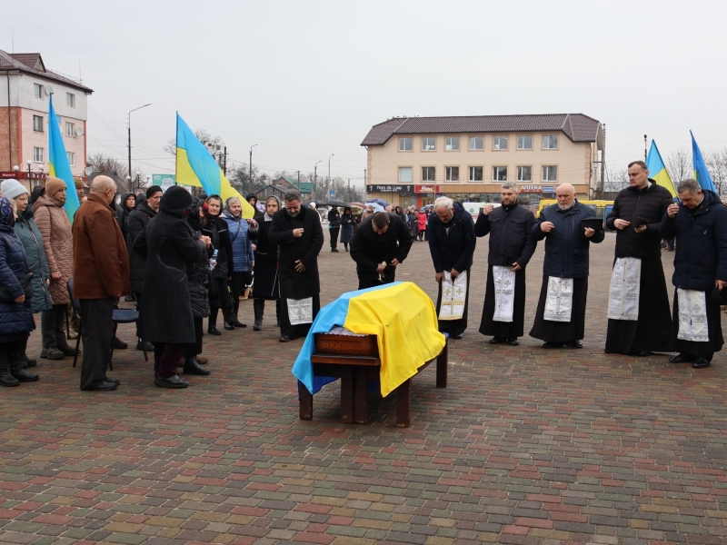 Став на захист країни добровільно: в Сарнах прощалися з солдатом ЗСУ В’ячеславом Ничипоруком