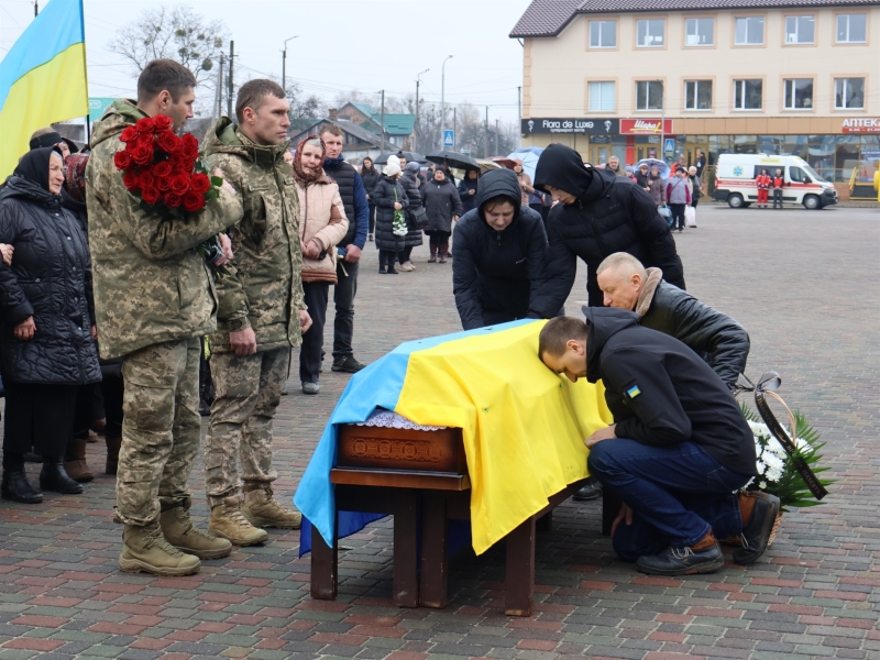 Став на захист країни добровільно: в Сарнах прощалися з солдатом ЗСУ В’ячеславом Ничипоруком