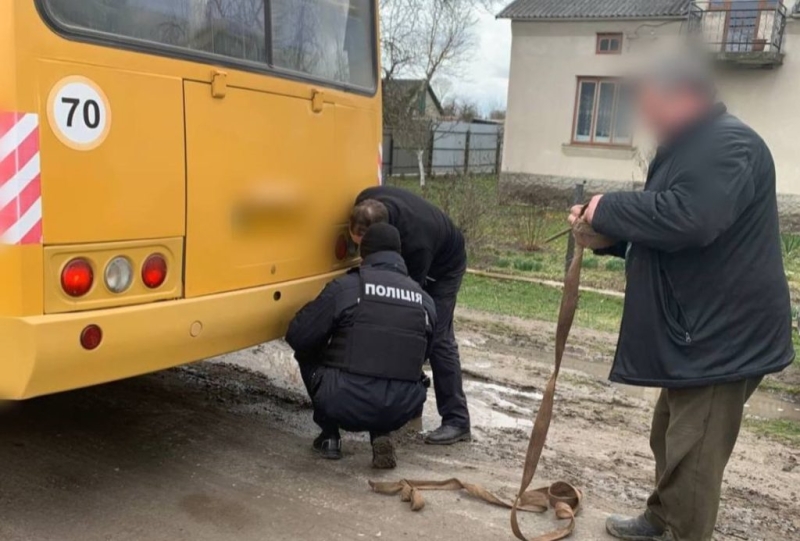   У селі на Дубенщині шкільний автобус витягали з кювету