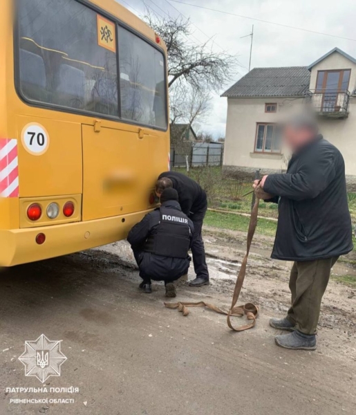   У селі на Дубенщині шкільний автобус витягали з кювету