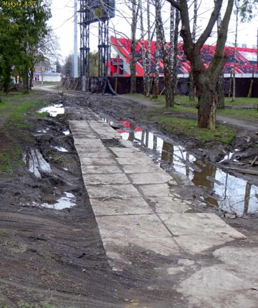 Дорога до стадіону: обіцяють, що до травня багнюки не буде