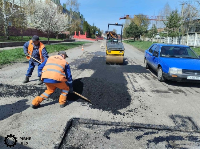 Рівне почало купувати гарячий асфальт, щоб ремонтувати «ями»