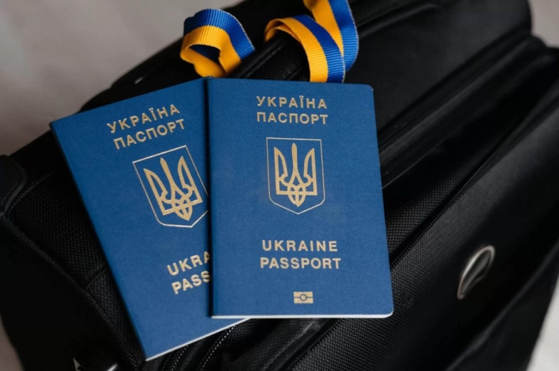   Тимчасове припинення консульських послуг за кордоном: що треба знати українцям?