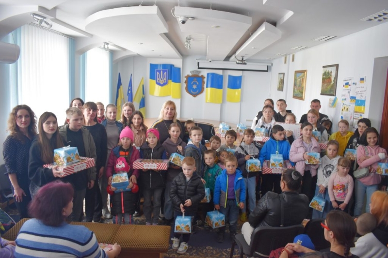 У Дубні дітям дарували великодню випічку та солодощі (ФОТО)