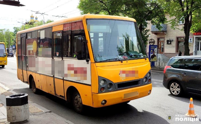 У Рівному з маршрутки під час руху випала жінка