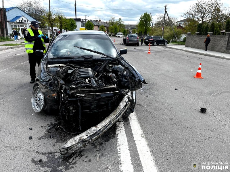 У Сарнах хлопець на «BMW» вилетів на «зустрічну» – троє травмованих (ФОТО)