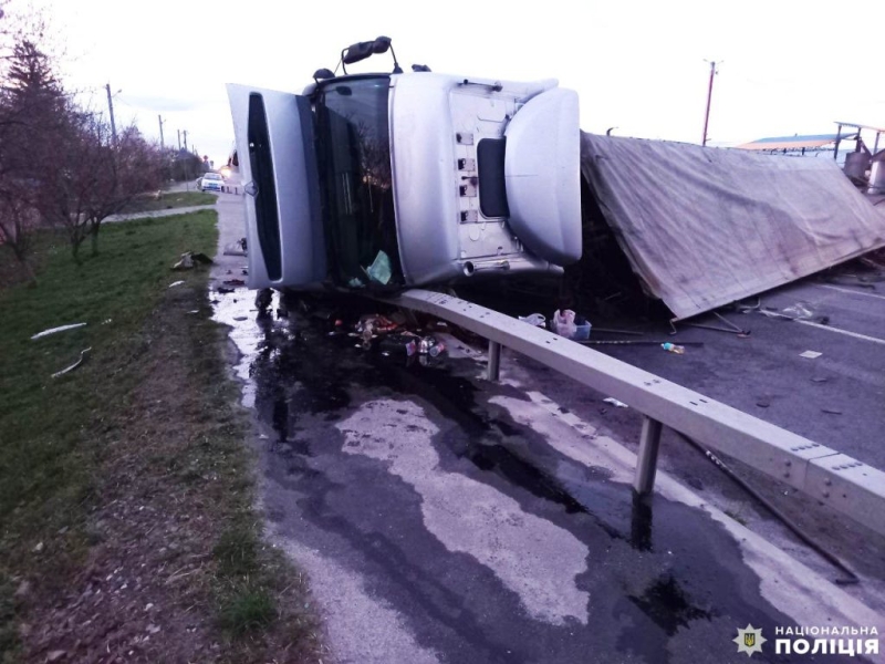   Унаслідок ДТП у Дубенському районі перекинулась фура та постраждав водій