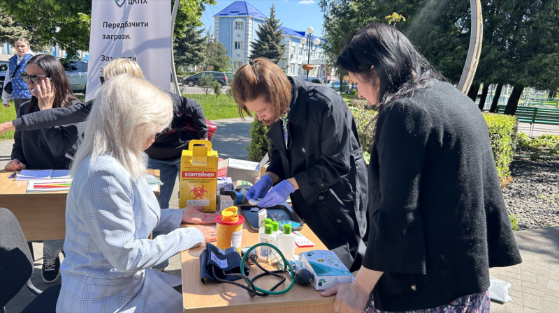 «Містечко здоров’я»: у центрі Сарн перехожим вимірювали тиск і проводили медичні тести