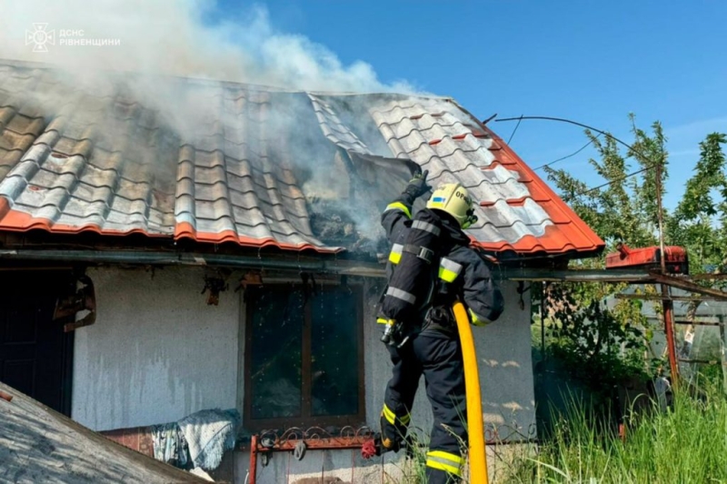 Пожежа на Дубенщині: вогнеборці врятували будинок та три господарські споруди