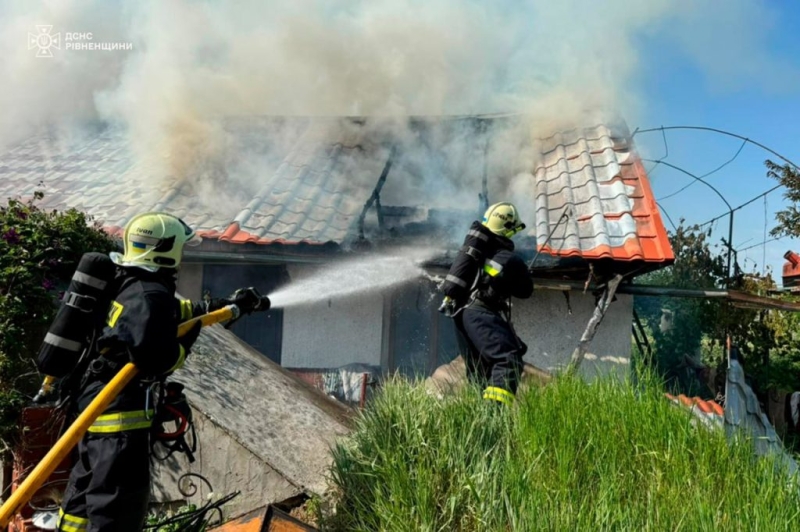 Пожежа на Дубенщині: вогнеборці врятували будинок та три господарські споруди