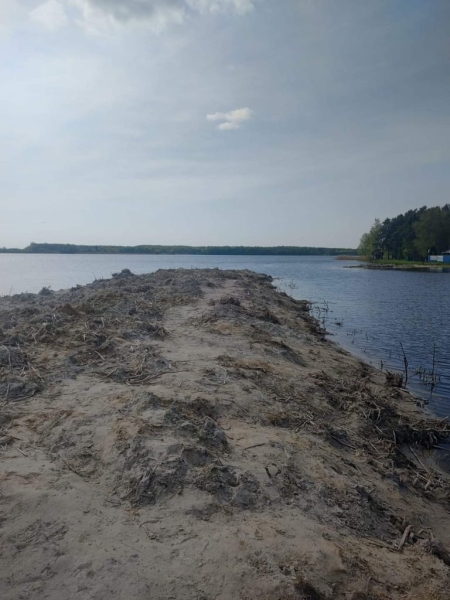 У Хрінниках на водосховищі невідомі спорудили дамбу