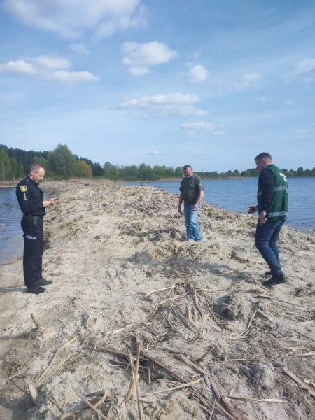 У Хрінниках на водосховищі невідомі спорудили дамбу