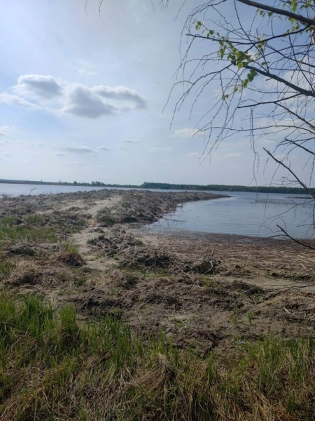 У Хрінниках на водосховищі невідомі спорудили дамбу