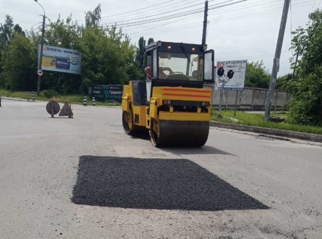 У Рівному кинулися ремонтувати дороги