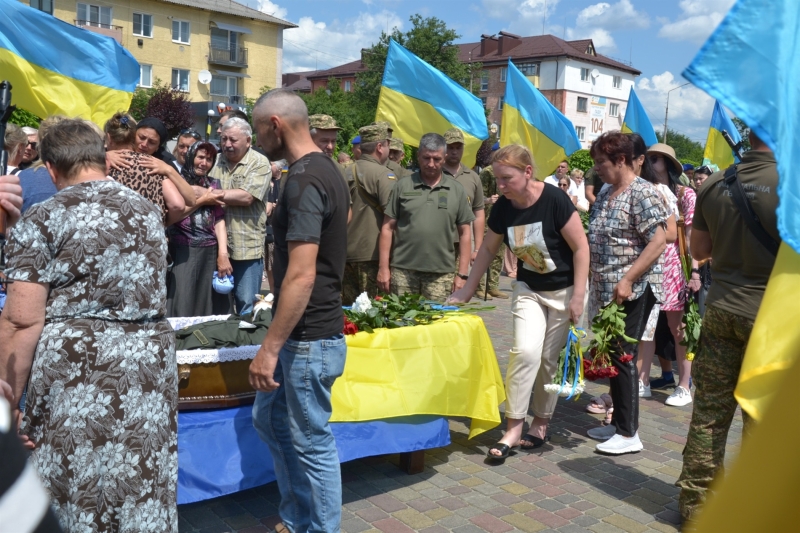 У Сарнах попрощалися з нацгвардійцем Олександром Жабчиком