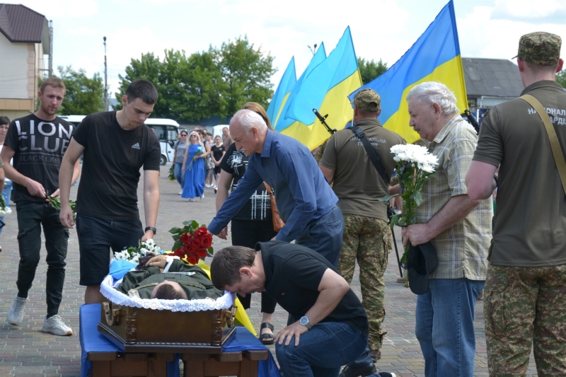 У Сарнах попрощалися з нацгвардійцем Олександром Жабчиком