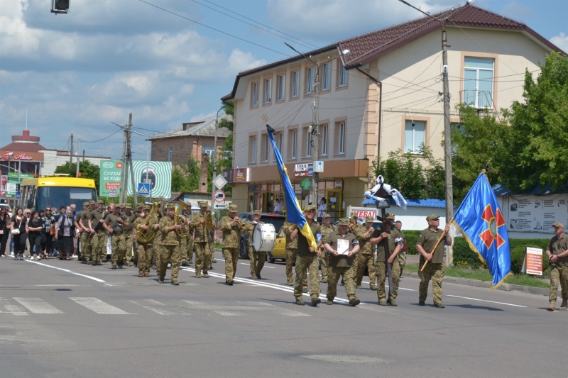 У Сарнах попрощалися з нацгвардійцем Олександром Жабчиком