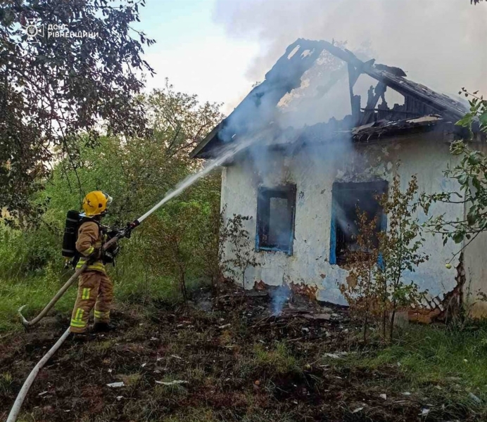 У селі на Сарненщині загасили полум’я в будинку