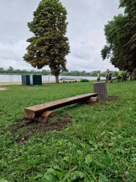 На березі Басів Кута з`явилися нові лавки (ФОТО)